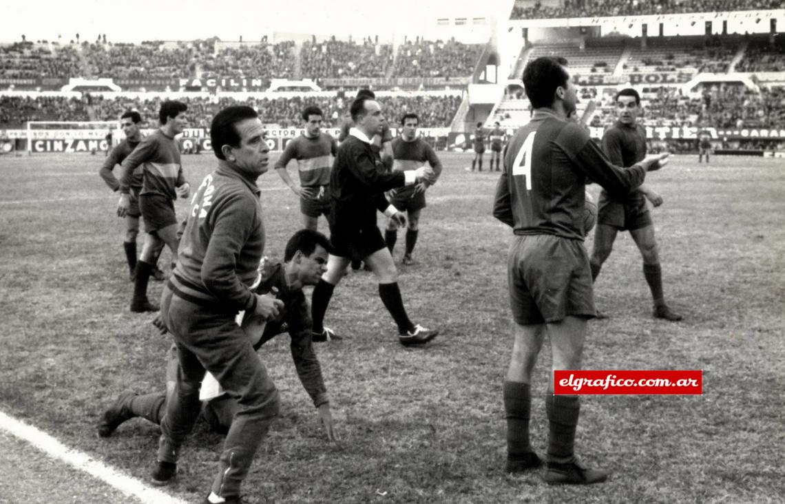 Un jugador del Barcelona caído. El árbitro Aurelio Bosolino, de gran performance, detiene las acciones.