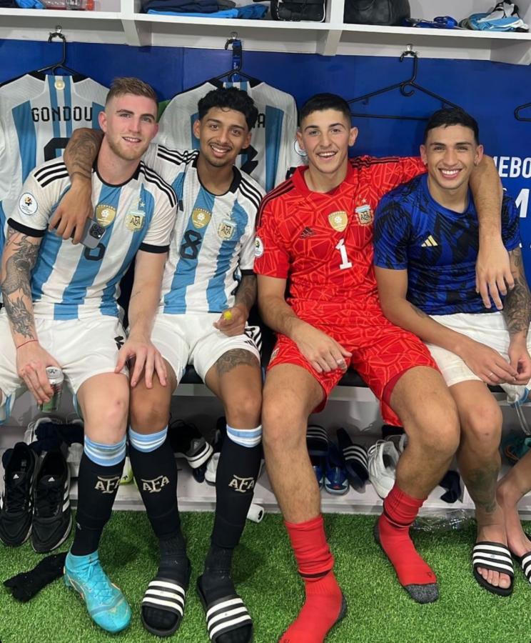 Imagen Los juveniles del plantel de Boca tras clasificarse a los Juegos Olímpicos.