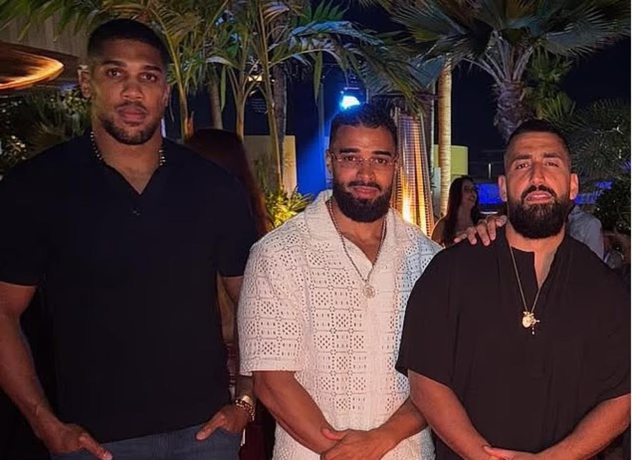 Imagen Joshua y sus amigos fallecidos Sina Ghami y Latif Ayodele.