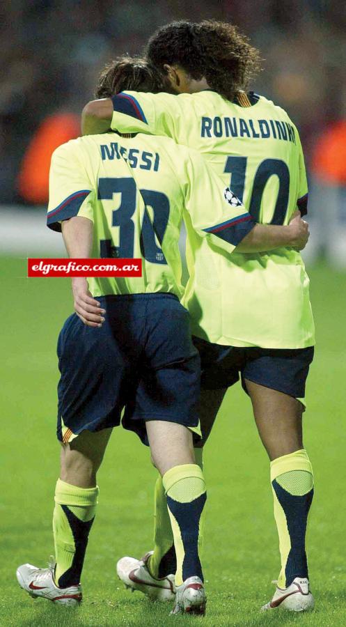 Amigotes. Penal a Leo, gol de Ronaldinho al Werder Bremen y festejo teñido de cariño.