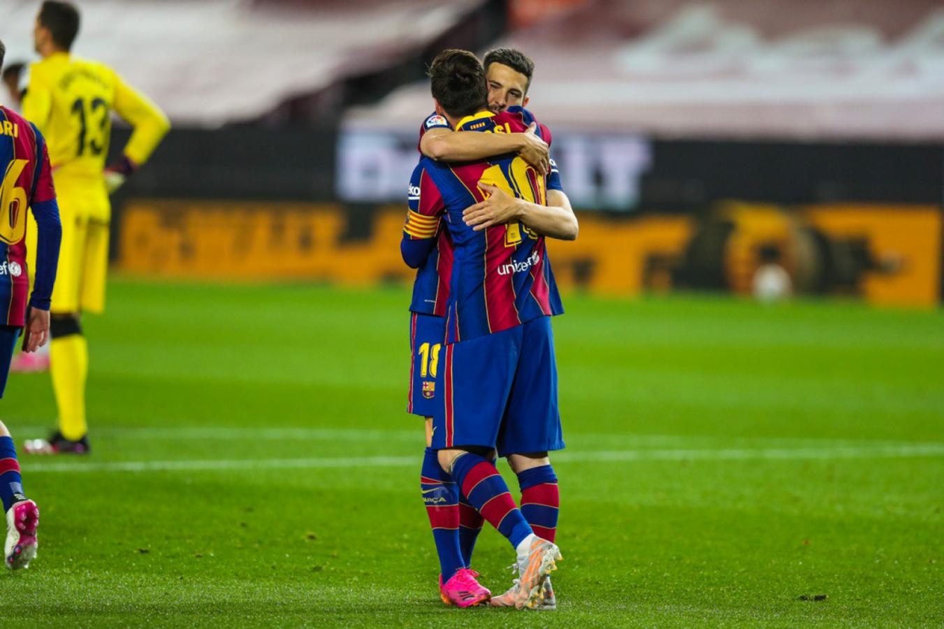 Imagen Messi y Jordi Alba, dos que se entienden de memoria, se abrazan tras uno de los tantos del argentino.