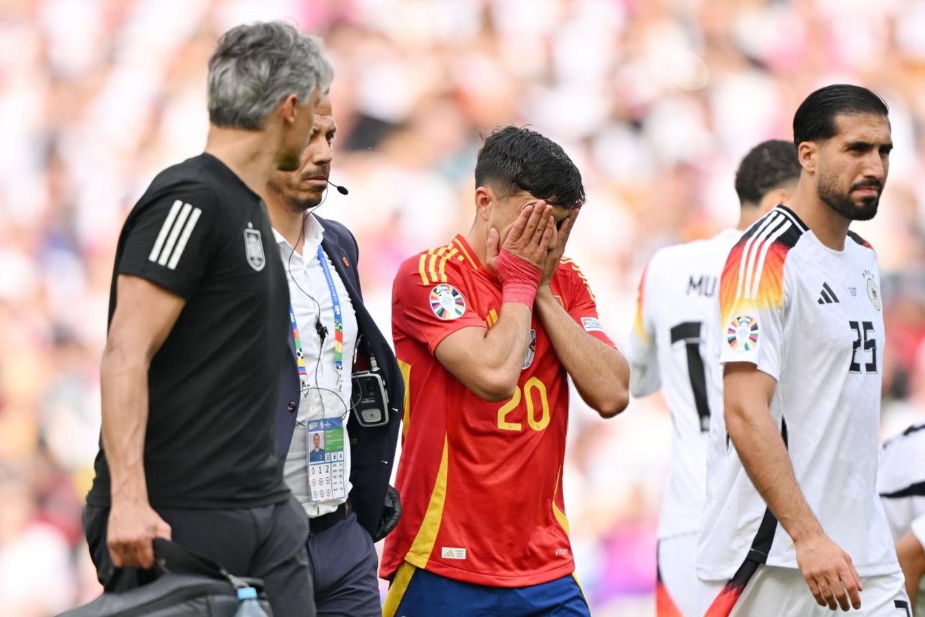Imagen Pedri se retira llorando del campo de juego tras ser lesionado por Kroos.