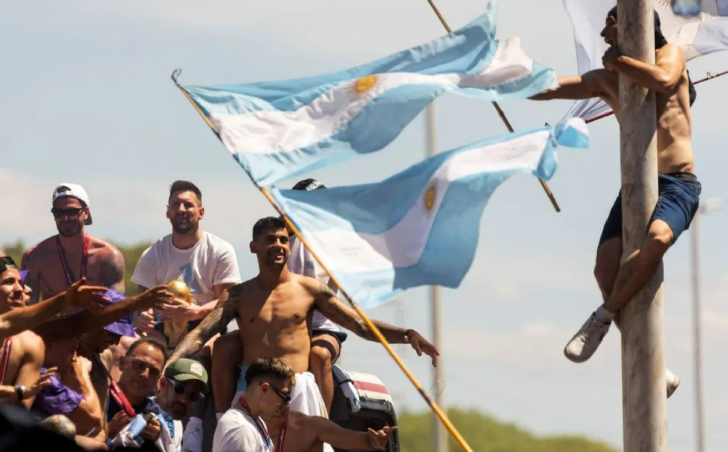 Imagen La simbiosis entre jugadores e hinchas, manifestada en una imagen del inolvidable 20 de diciembre de 2022.