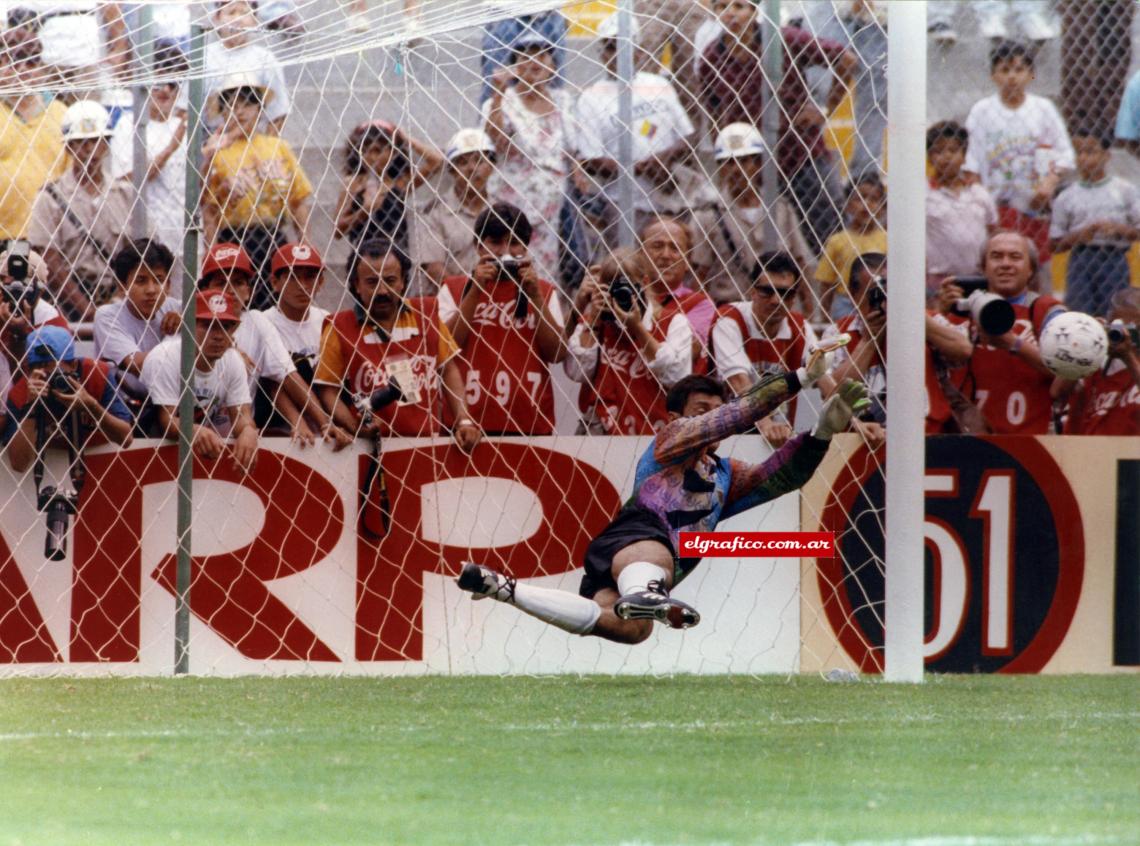 Imagen Goycochea le ataja un penal fundamental a Boiadeiro (Brasil).