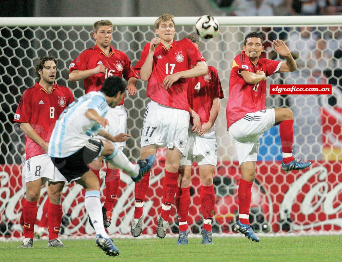 Golazo a Alemania. Toda la magia de Román para hacer una joya de un tiro libre.
