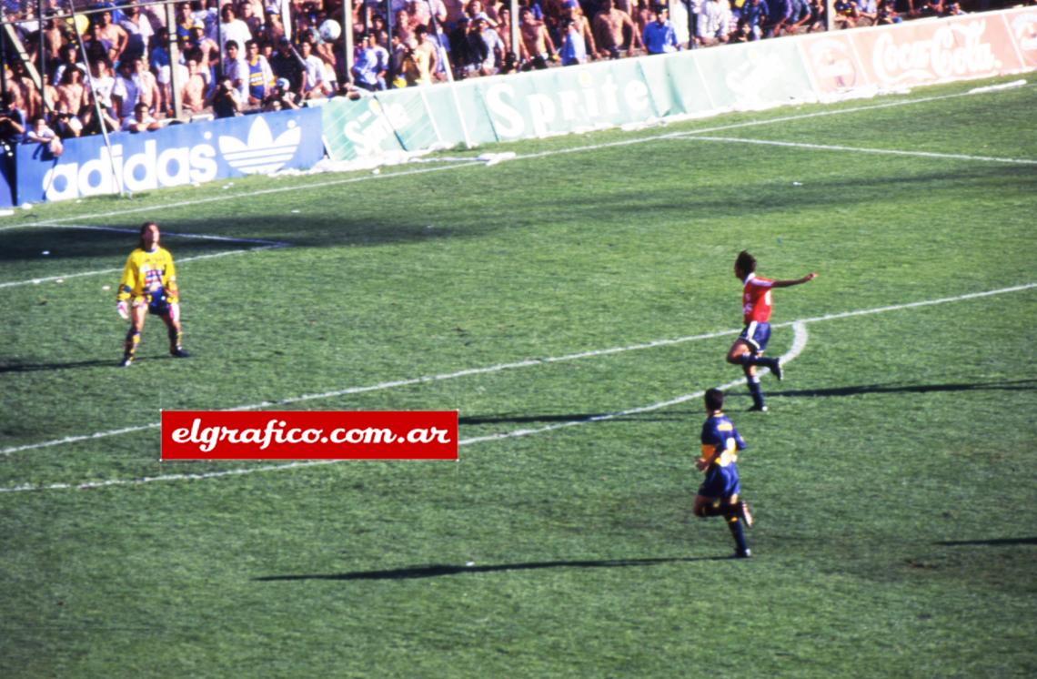 Imagen Otro ángulo del momento más emocionante del partido. Rambert abría el marcador.