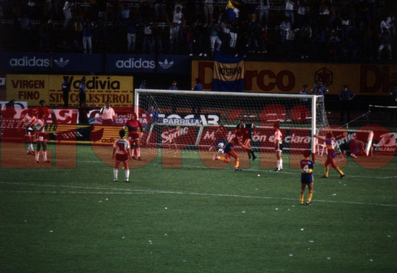 Imagen Batistuta, goleador y figura en el 2-0 ante River en el Monumental