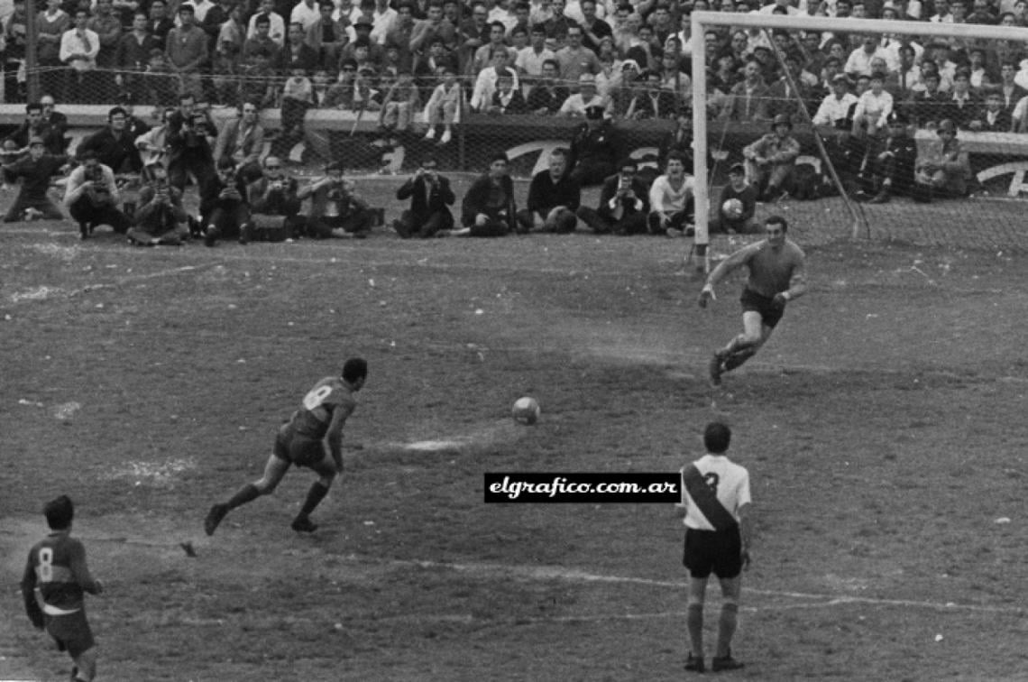 Paulo Valentim tratará de llegar antes al balón que Amadeo Carrizo, el impacto es inevitable.
