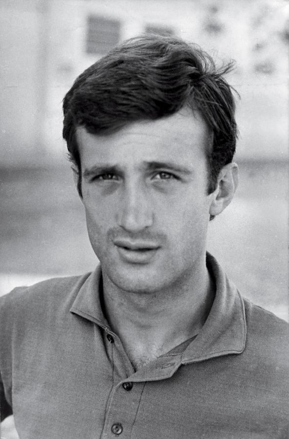 Imagen Lindo retrato de juventud, cuando recién arrancaba a jugar en Lanús, donde debutó en 1965.