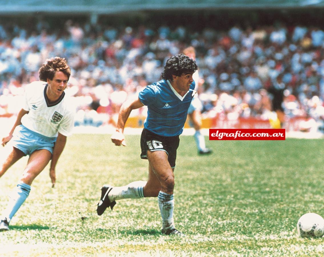 Imagen Maradona a pleno, en su momento de gloria. La mirada clavada en la pelota, la decisión para llegar al increíble gol contra Inglaterra en México. Un recuerdo imborrable. Una emoción que perdura.