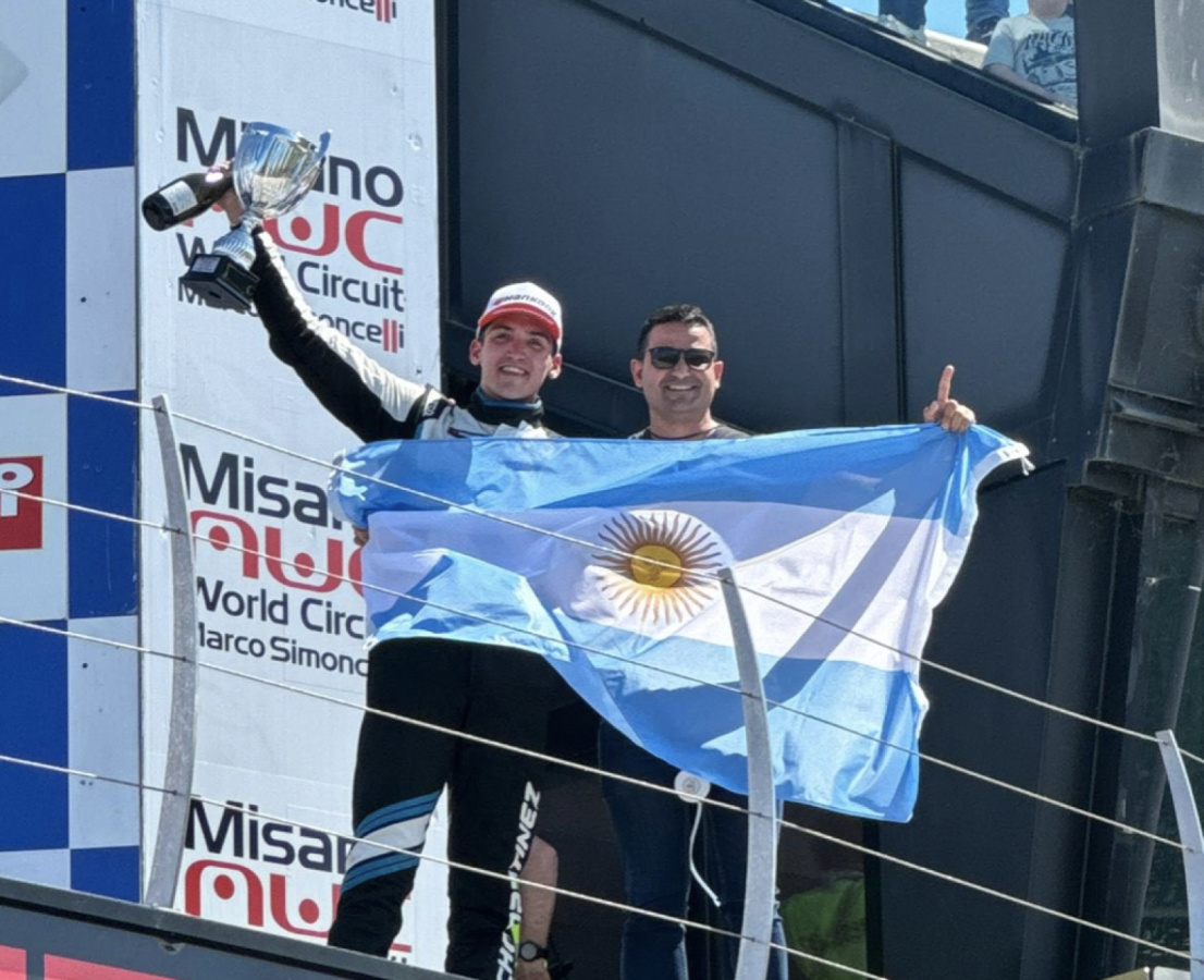 Imagen El podio, la bandera argentina y el himno. El sueño cumplido de Lucho Martínez.