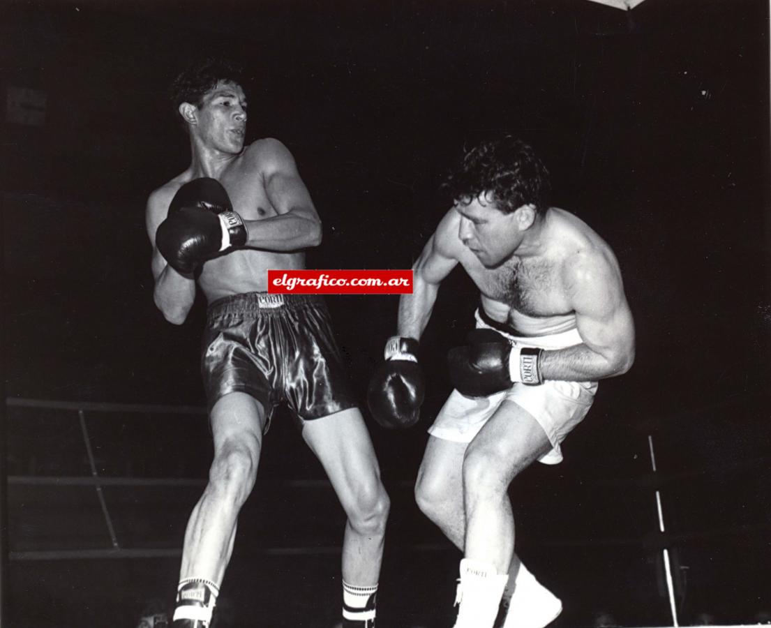 Imagen Ante Jorge Fernández realizó dos peleas y en ambas se impuso por puntos. La de la foto fue la primera (3 de setiembre de 1966) y le arrebató el título argentino y en la segunda (10 de junio de 1967) logró la corona sudamericana.