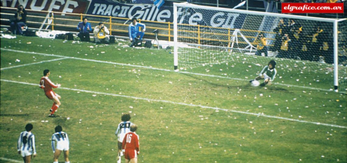 Imagen Mundial 78. Ataja el penal frente a Polonia . “Deyna a mí me tiró una masita, pero si yo no iba a un costado, la masita entraba. Los penales que entran fuerte al medio son los menos”.