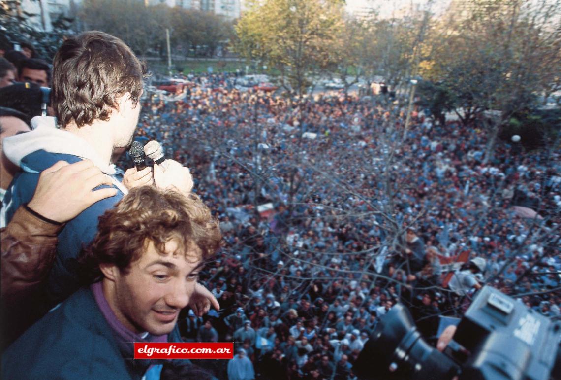 1994: sesenta mil personas salieron a recibir a Peñarol en Mar del Plata. El capitán Richotti saluda desde la Municipalidad.