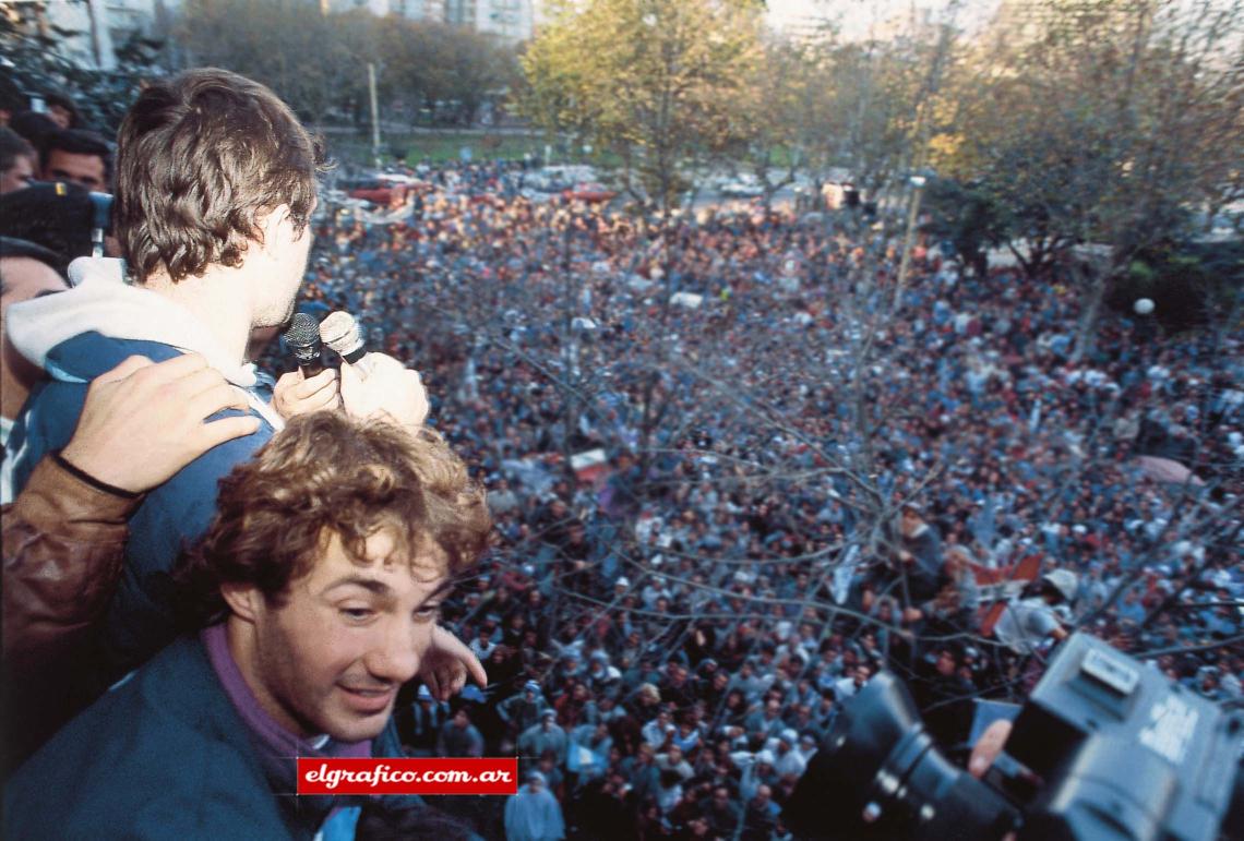 Imagen 1994: sesenta mil personas salieron a recibir a Peñarol en Mar del Plata. El capitán Richotti saluda desde la Municipalidad. 