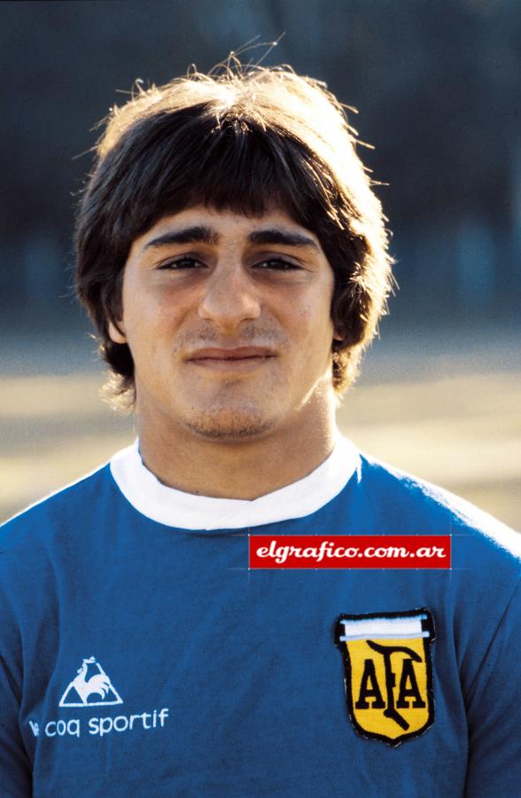Apenas convocado a la Selección Juvenil, con el pelo corto para hacer bien los deberes. Estuvo en dos Mundiales (1981 y 83).