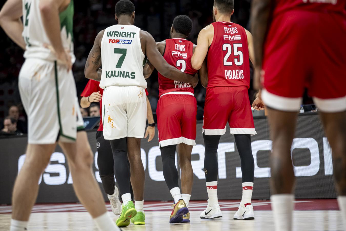 Imagen Keenan Evans es asistido para ser retirado del campo de juego.