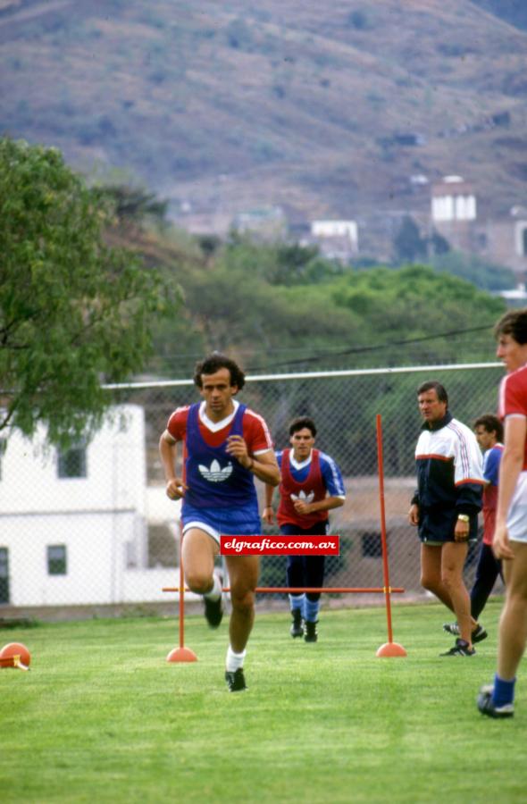 Imagen La cancha de Nieto Piña, a la entrada de Guanajuato. Trabajando para lograr un sueño: ¨Por primera vez estamos entre los candidatos del Mundial, podemos ser campeones.¨ Decía Michel Platini en vísperas del Mundial del México de 1986.