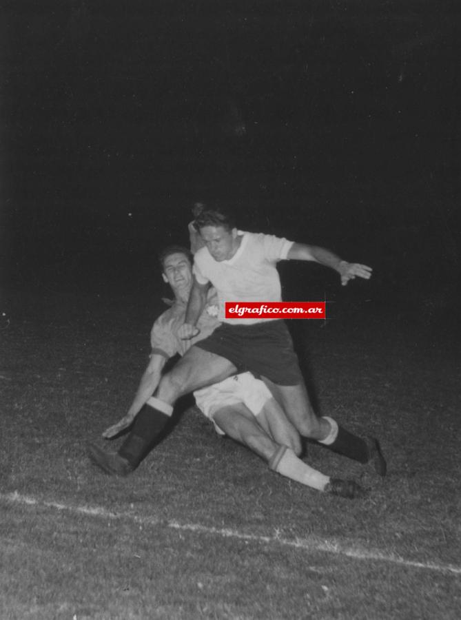 Imagen El partido entre uruguayos y brasileros se disputó el 26 de marzo de 1959 en el Estadio Monumental. Fue perteneciente a la quinta fecha, el Sudamericano lo disputaron las selecciones de: Argentina, Brasil, Uruguay, Chile, Perú, Paraguay y Bolivia. El campeón finalmente fue Argentina.