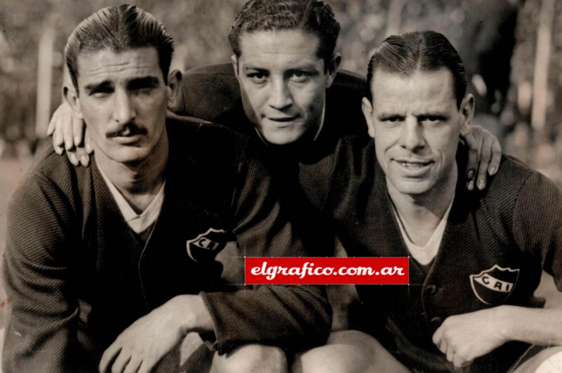Uno de los tercetos más famosos de nuestro fútbol lo compusieron de la Mata, Erico y Sastre. Por gravitación de las condiciones de los mismos el ataque rojo exhibió una fisonomía determinada, por lo ya muy conocido de que el estilo es el hombre.