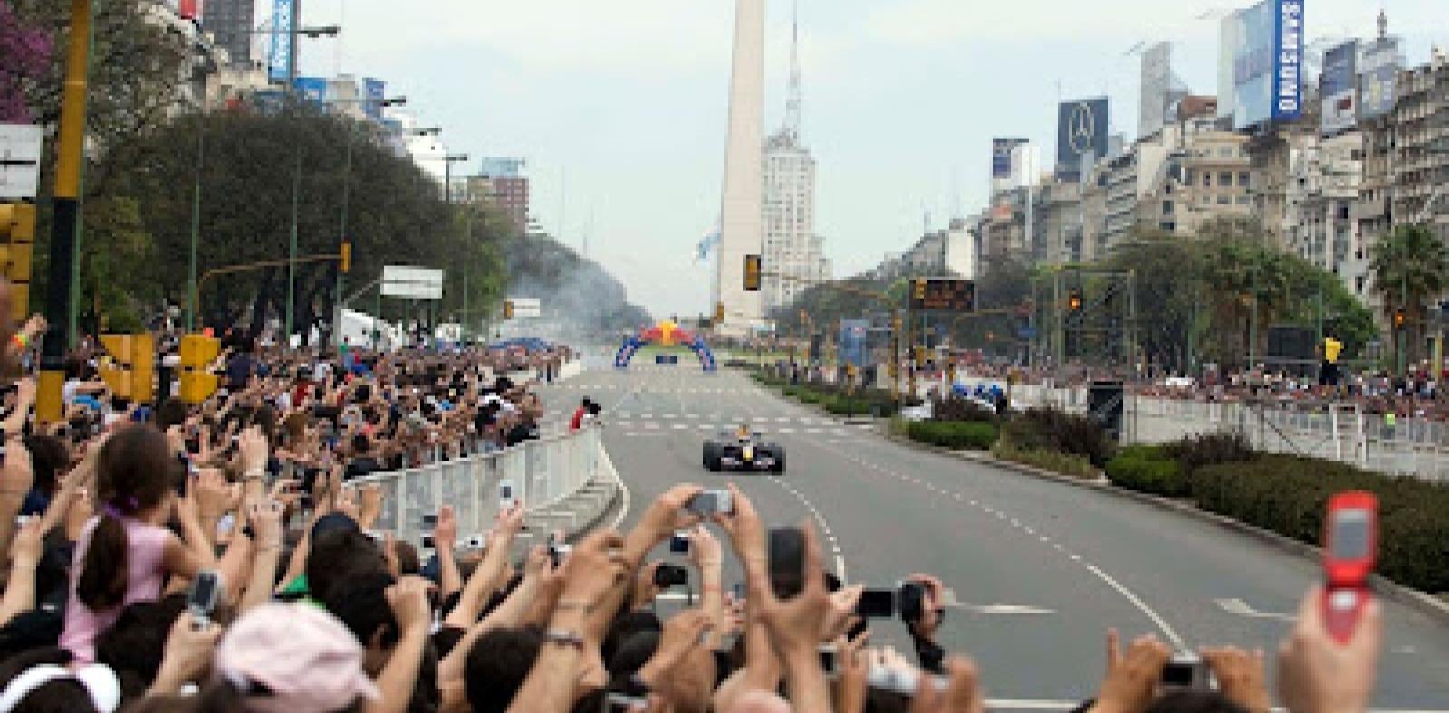 Imagen David Coulthard dio una exhibición a fines de 2008 con Red Bull sobre la Avenidad 9 de Julio.