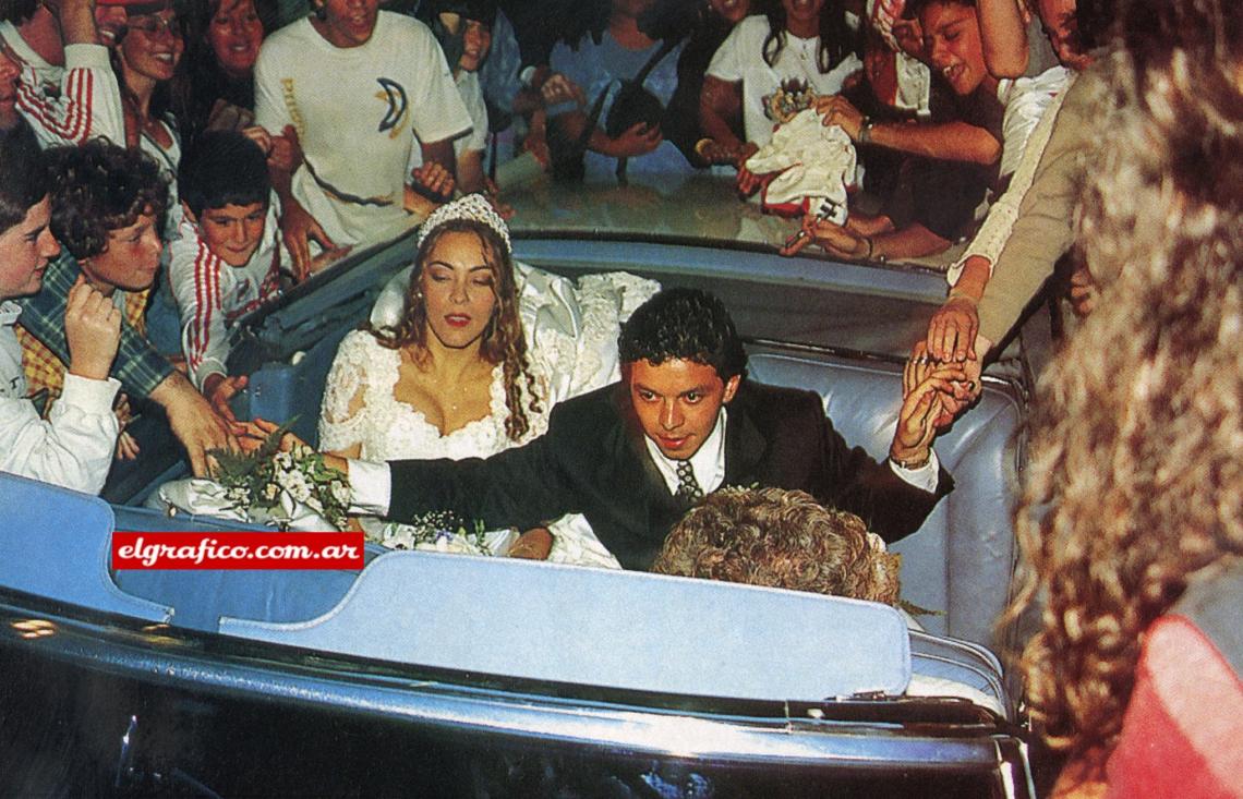 Geraldine y Marcelo reciben el cariño de la gente tras su casamiento en la Parroquia Nuestra Señora de Fátima.