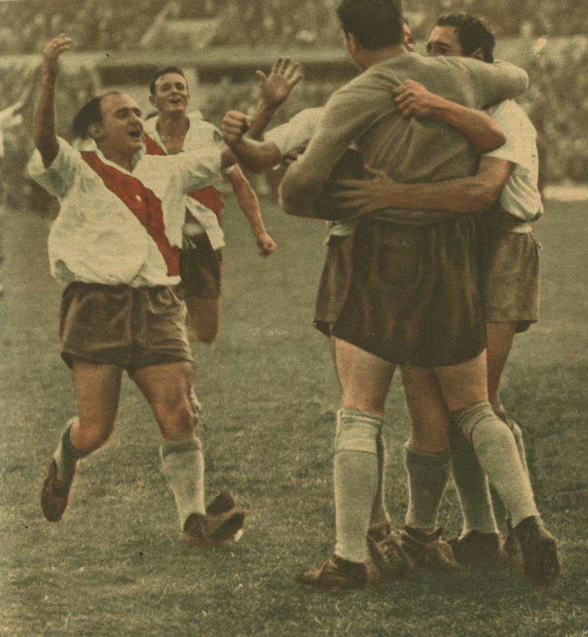 Ha terminado el partido entre Racing vs River Plate. Los jugadores del equipo millonario celebran jubilosamente su triunfo por 2 a 1, pues no sólo ha sido logrado frente a un rival de categoría, sino que por primera vez los riverplatenses consiguen ganar en el nuevo estadio de la "academia". En la foto se ve al capitán Yácono y a Pérez yendo al encuentro de Carrizo y Ramos.