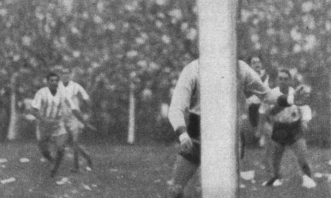 Imagen Primer gol, a los tres minutos. Godoy apoyó a Devizia y éste a Fandiño, quien la cortó a Benítez Cáceres, que estaba casi junto a García. El shot del "machetero" pegó en la pierna de Vaghi y entró.