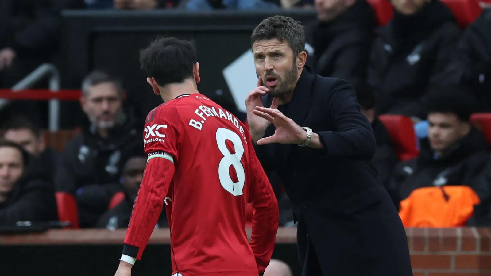 Imagen Técnico que debuta, gana. Carrick dialoga con Bruno Fernandes en su estreno como DT del United.