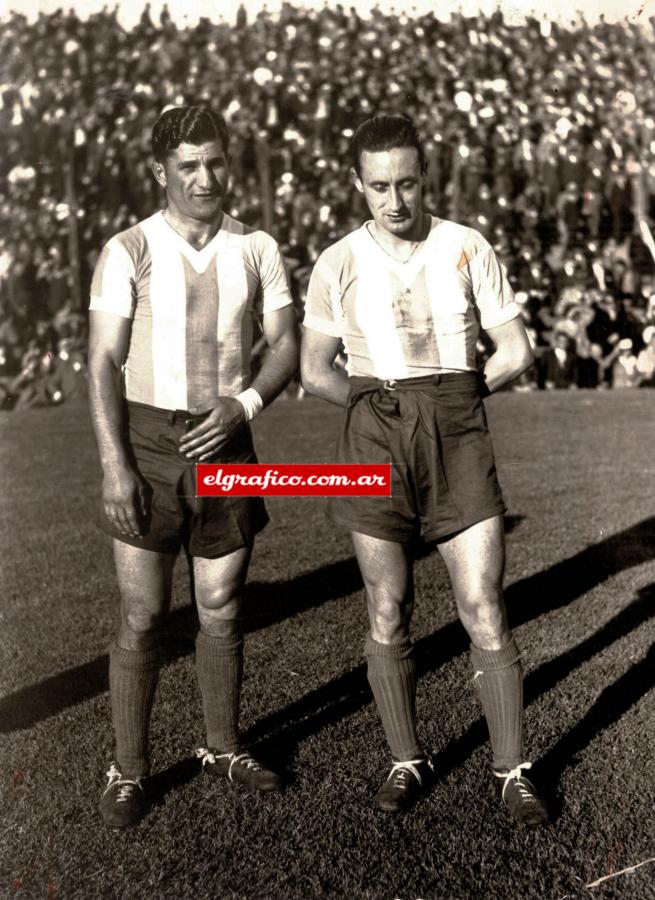 Imagen Herminio Masantonio (izquierda), centre forward argentino, que señaló tres goles, junto a Rodolfi. 