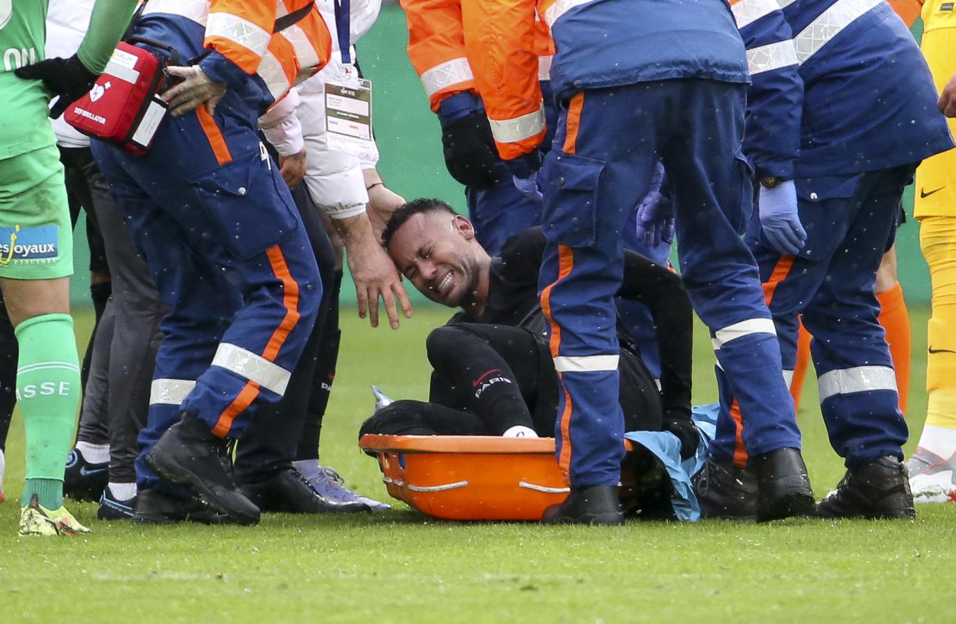 Imagen Neymar rompió en llanto tras la lesión en su tobillo (AFP)