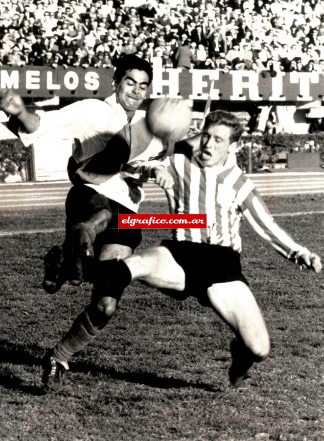 Enfrentando a River en el Monumental. Dsiputa la pelota ante Cubilla.