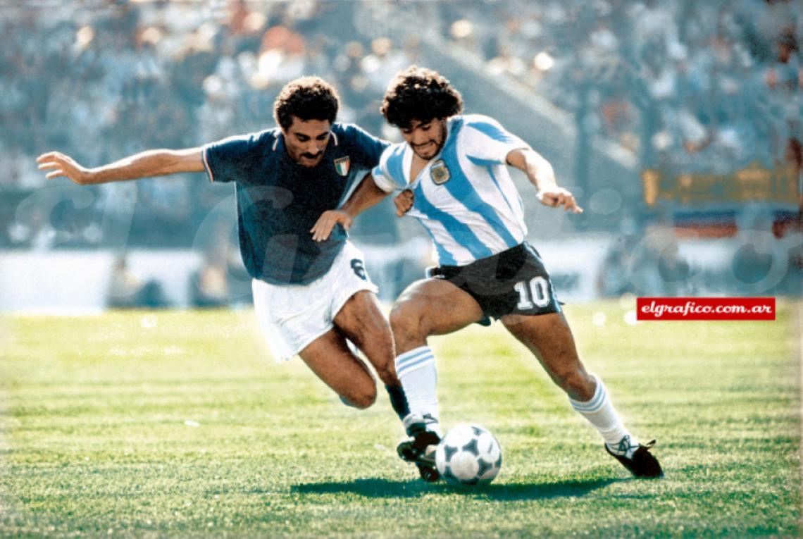 Imagen Frente a Italia Maradona sufriendo al tano Gentile que lo cosió a patadas, con la complacencia del árbitro.