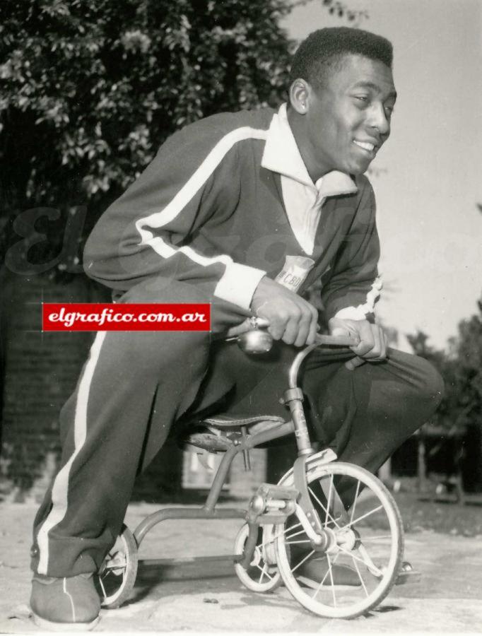 Imagen 1959. En el predio de Don Torcuato donde Brasil concentraba durante el Sudamericano del 59, un joven Pelé acepta la propuesta del fotógrafo Ricardo Alfieri y se sube a un triciclo para la inmortalidad.