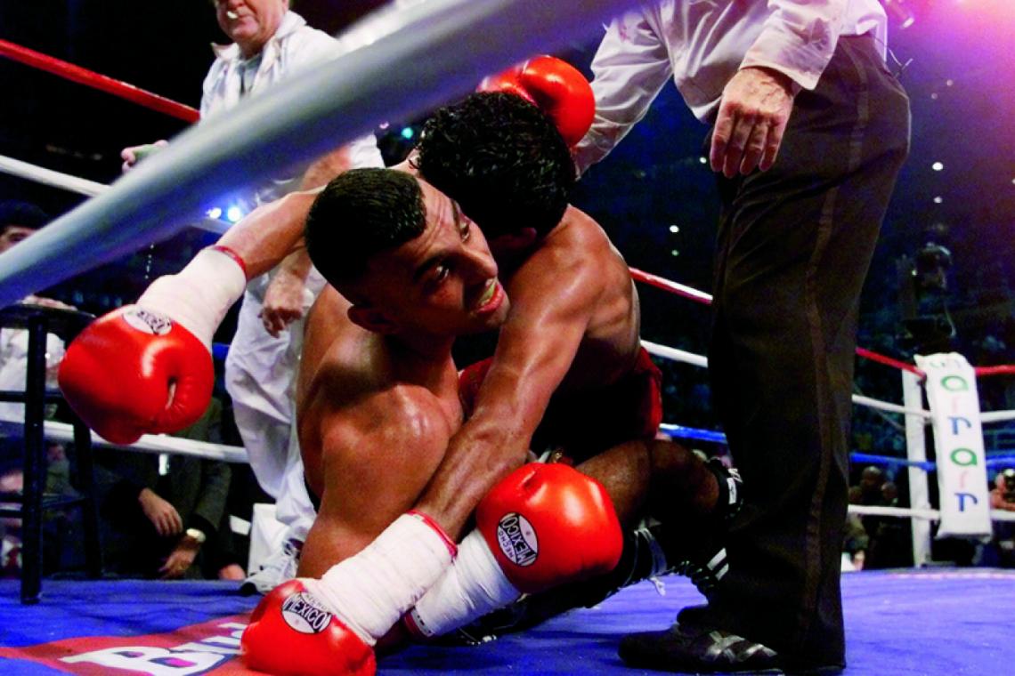 Hubo tijeras invertidas, puestas de espalda, candados. A Hamed sólo le faltó hacer la doble Nelson.