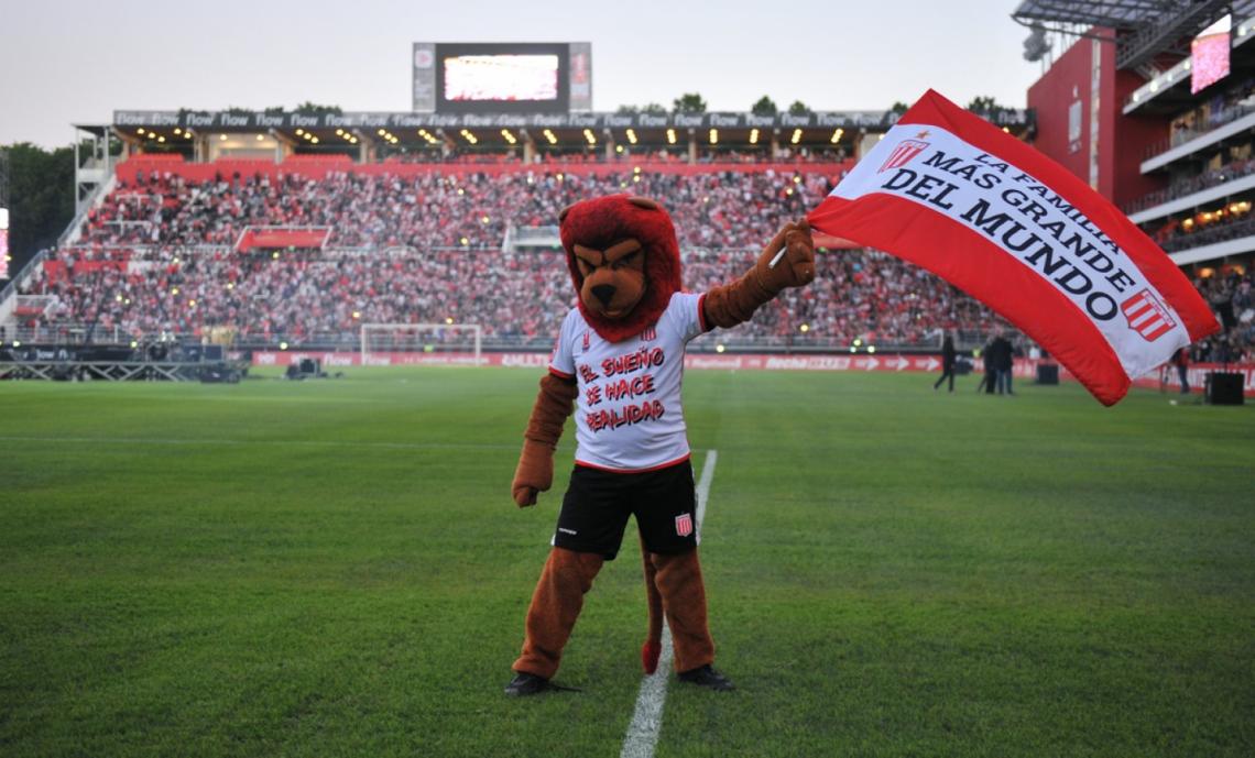 Típica mascota pincharrata, siempre presente en los momentos importantes de la historia del Pincha.