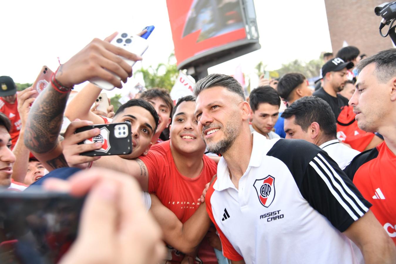 Imagen Una multitud recibió a River en Córdoba a un día del Superclásico.