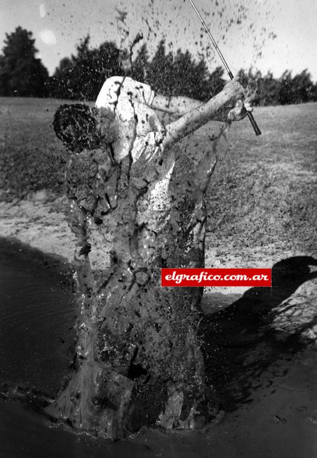 PETROLEO. "Fue, seguramente, una de las situaciones más cómicas y curiosas que viví. ¡Para lograrla, me tuve que meter en calzoncillos en una laguna para sacarla! La hice con una Rollei Flex de 6 milímetros por 6, una cámara muy noble, que lamentablemente ya casi no se usa. Apenas tiré dos fotos —nada más que dos—, porque de otra forma hubiera terminado bañado por completo. Salió tal cual la habla soñado. Todavía me da gracia..."