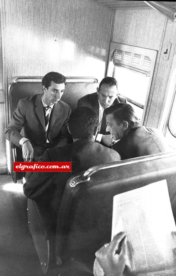 Imagen El tren a La Plata: Bilardo y Zubeldía (de frente) con el periodista Osvaldo Ardizzone.