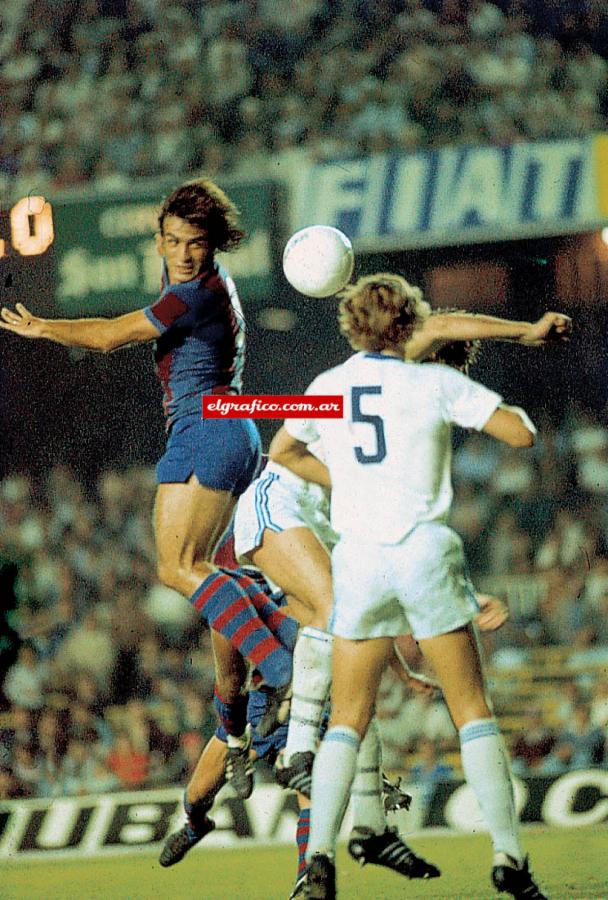 Milonguita en lo más alto, gana de cabeza. Con la camiseta de Barcelona.
