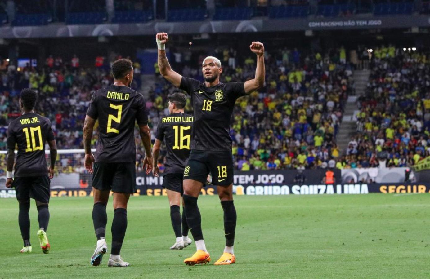 Imagen Brasil utilizó el atuendo negro durante el primer tiempo contra Guinea.