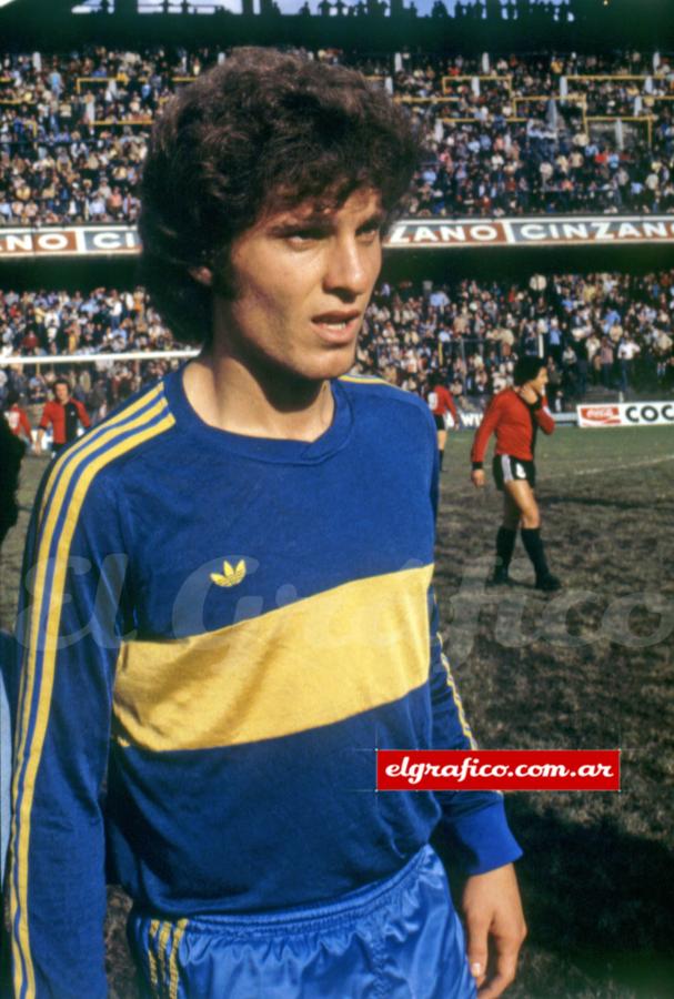 Oscar Alfredo Ruggeri debutó en Boca en 1980, jugó allí hasta 1984. En el Xeneize disputó 147 partidos y convirtió 11 goles.