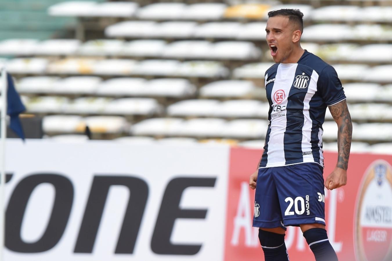 Imagen Fragapane festeja la apertura del marcador. Llegó desde atrás al área rival y remató de primera para poner el 1-0. Foto: Staff Images / CONMEBOL