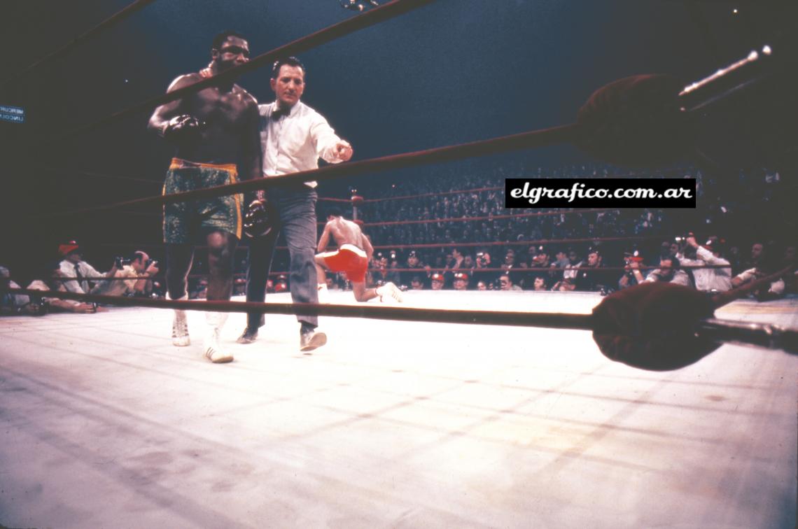 Imagen Cae Alí. Frazier es llevado a su esquina por Mercante. La foto de la pelea más espectacular del Madison fue obtenida por Sinatra.