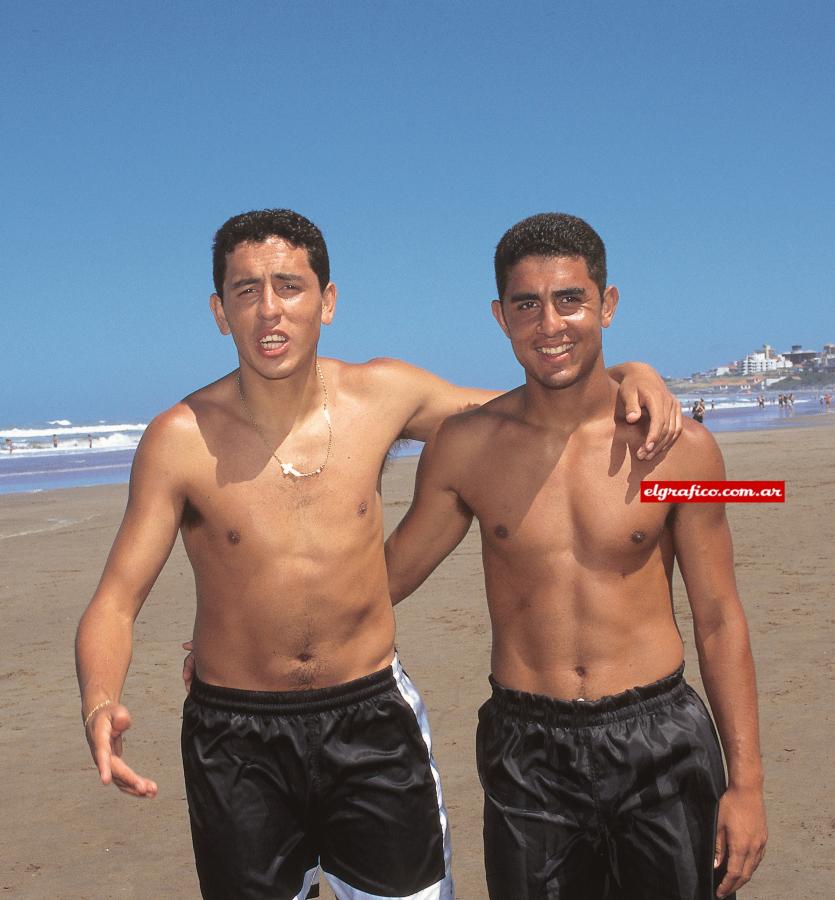 Compinches, los hermanos disfrutan de la playa.