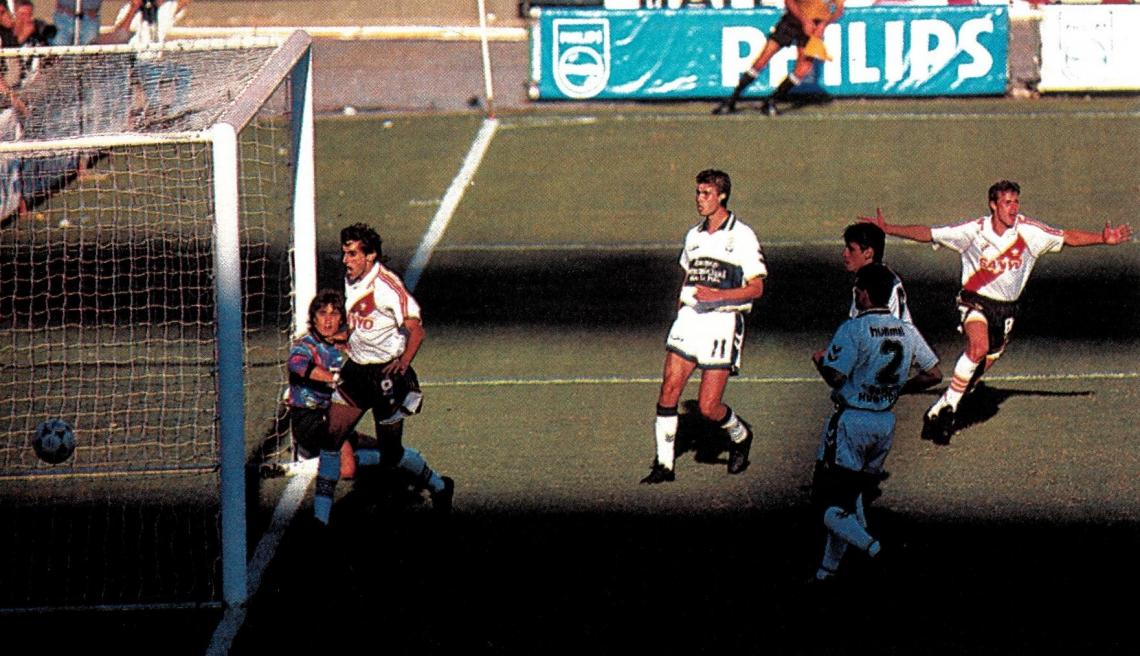 Imagen El gol del empate de River, un centro de Berti que sorprendió a Enzo Noce. Francescoli y Almeyda festejan.