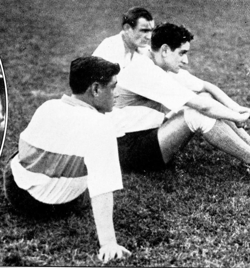 Los futbolers de Gimnasia y Esgrima adoptaron una actitud de completa abstención, sin participar para nada en la incidencia. Aquí se ve a Farías, Neón y Miguens haciendo de espectadores.