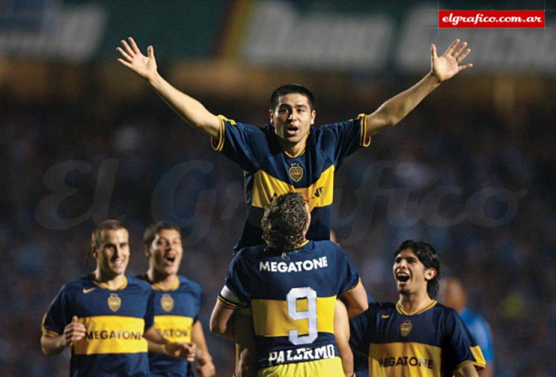 Imagen En el estadio Olímpico el silencio enmarca el festejo de Román, mientras es sostenido en el aire por Palermo como una deidad. En la serie final frente a GremioRiquelme brinda, quizás, la actuación más deslumbrante de su carrera.