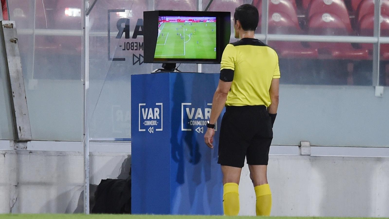 Imagen El VAR podría utilizarse también para revisar segundas amarillas.