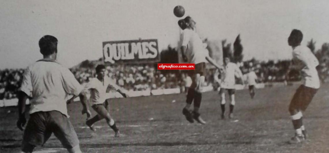 Imagen ARGENTINA 2 – BRASIL 2. El centre-half brasileño corta un centro de De los Santos a Seoane, a quien se lo acusa de pesadez, pero que vemos en todas partes que haga falta.